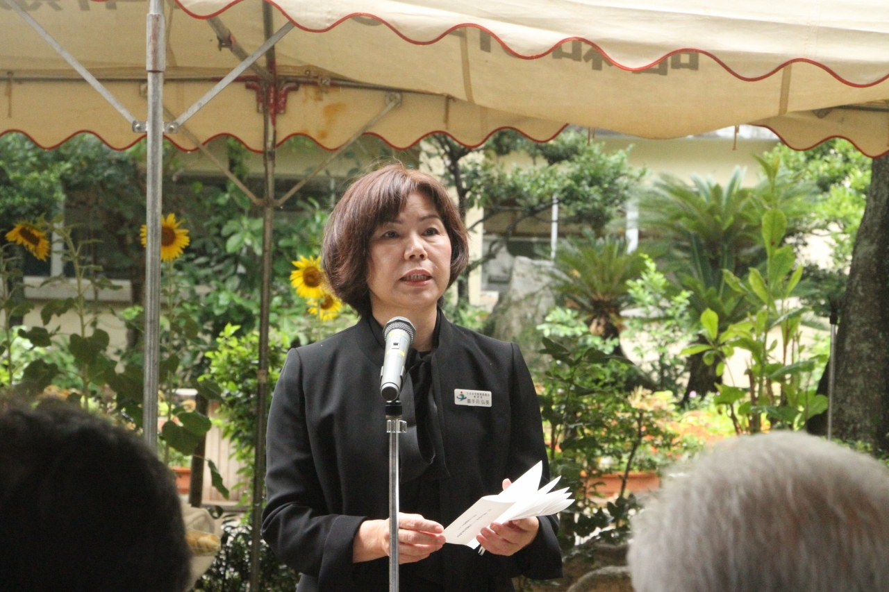 挨拶を述べる嘉手苅弘美うるま市教育長